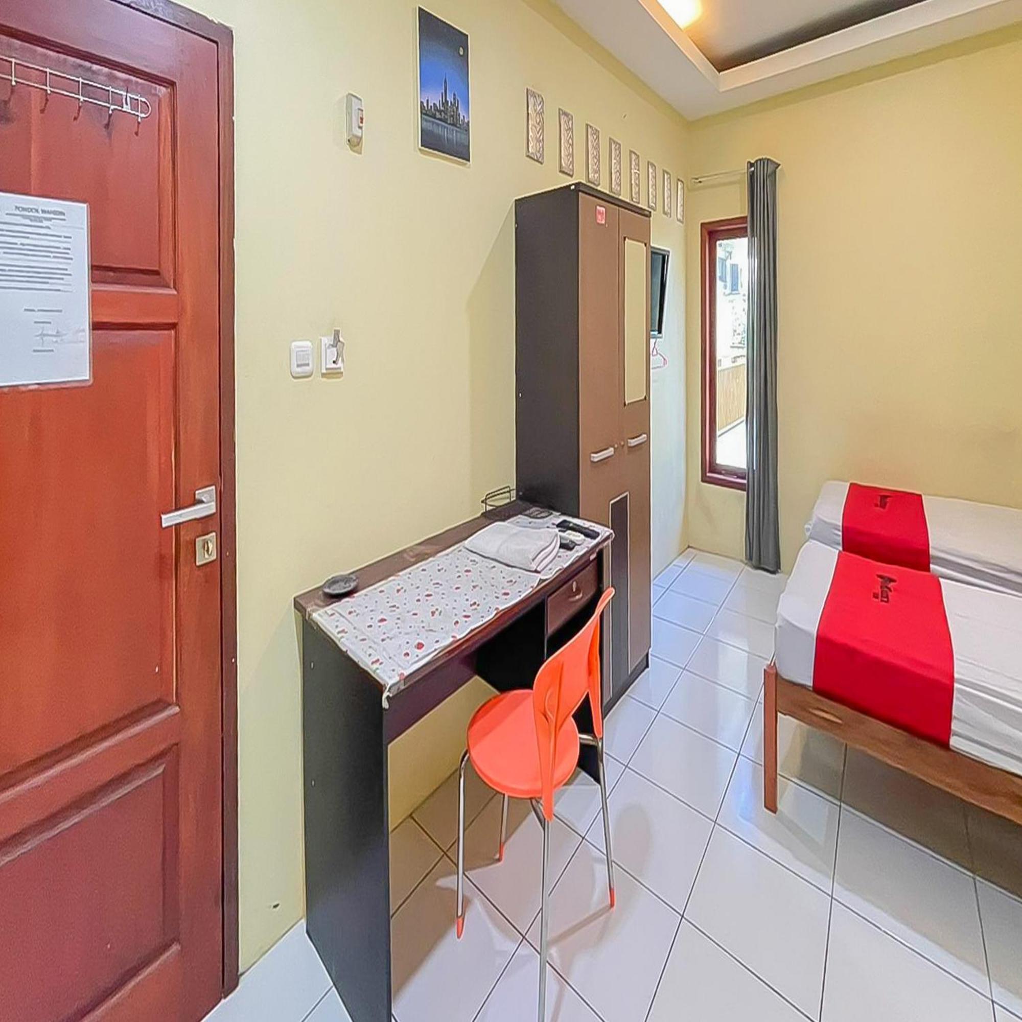Reddoorz At Wahidin Street Cirebon Hotel Exterior photo