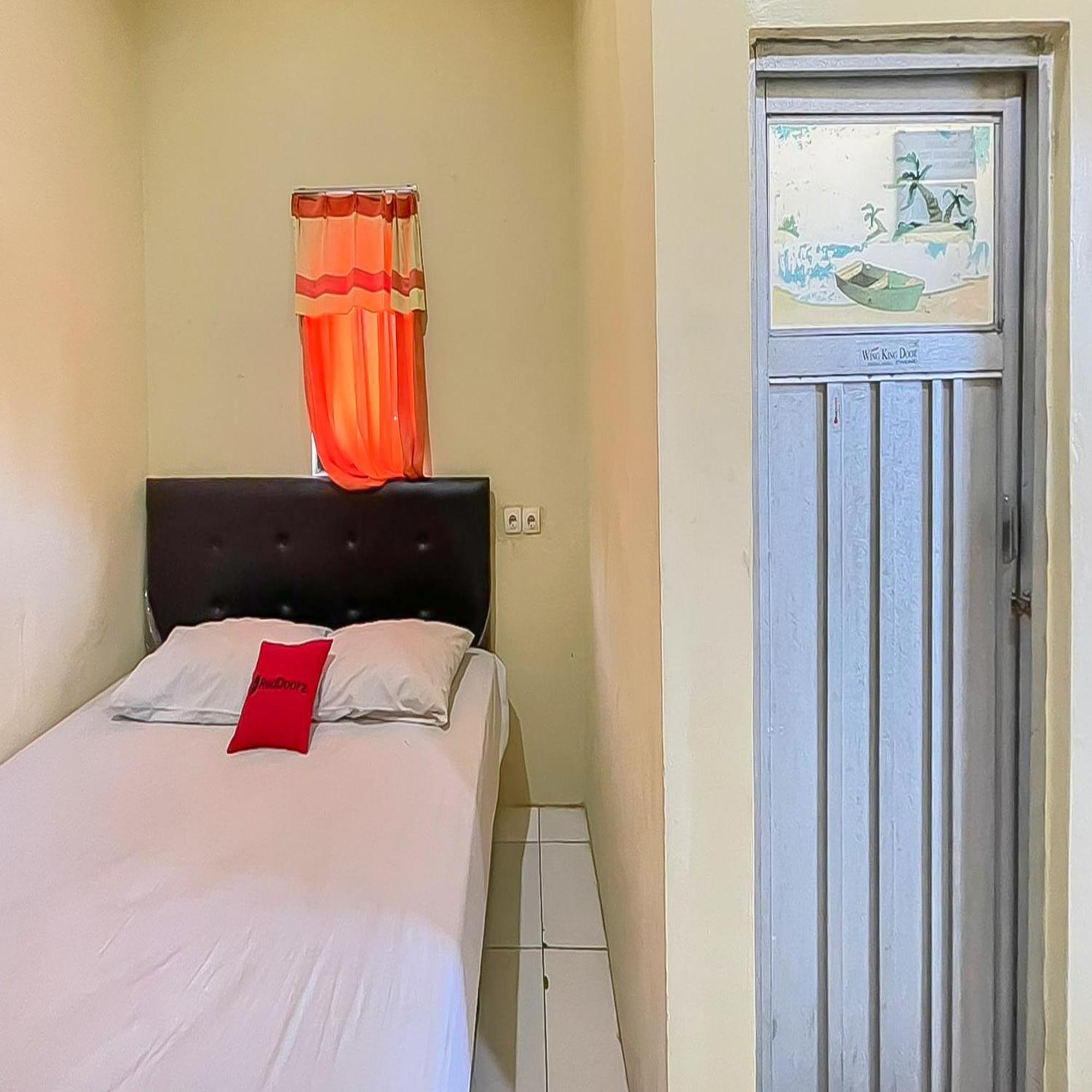 Reddoorz At Wahidin Street Cirebon Hotel Exterior photo